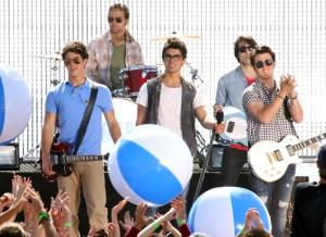 2010__05__44_Jonas_brothers_may7_ 300&#215;218.jpg