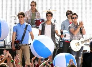 2010__05__44_Jonas_brothers_may7_ 300×218.jpg