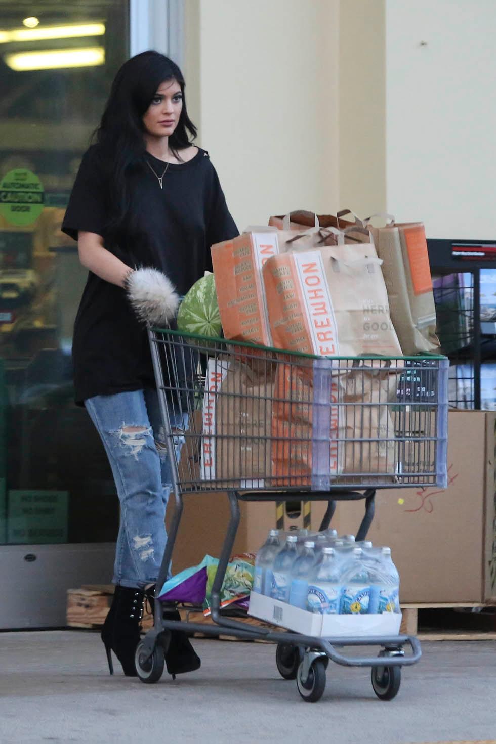 Kylie Jenner spotted – Shopping November 2015