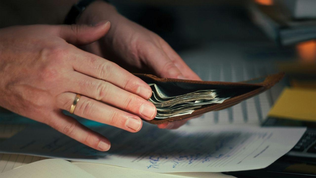 Image of customers debated whether cash tips or electronic gratuities were a better way to tip restaurant servers.