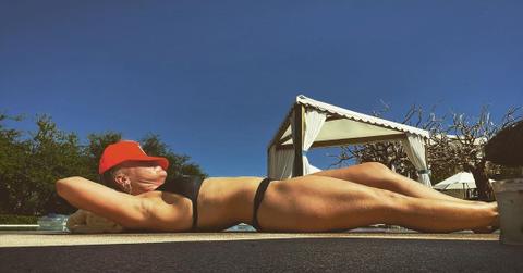 pink wows fans with a thirsty thirst trap