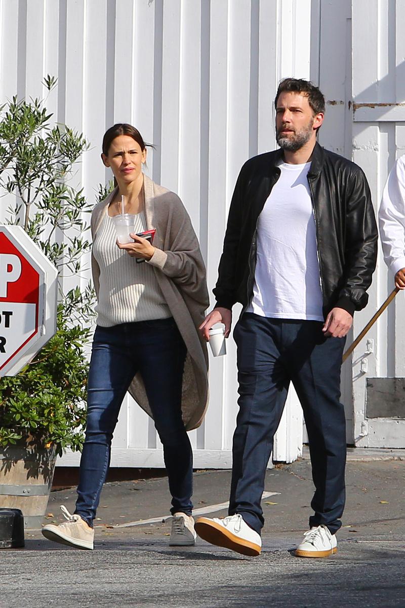 Jennifer Garner and Ben Affleck grab a friendly bite to eat at the Country Mart