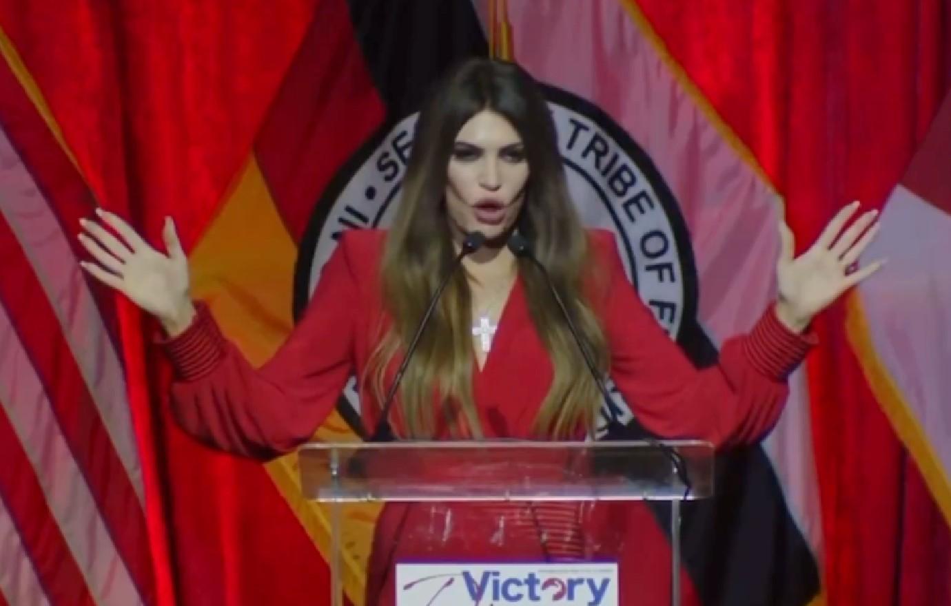 embarrassing kimberly guilfoyle mocked beg clap awful speech florida