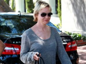 2010__08__Renee_Zellweger_Aug1MAIN 300&#215;223.jpg