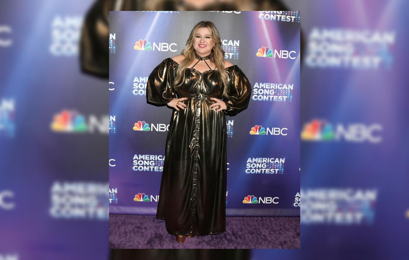 kelly clarkson gold dress