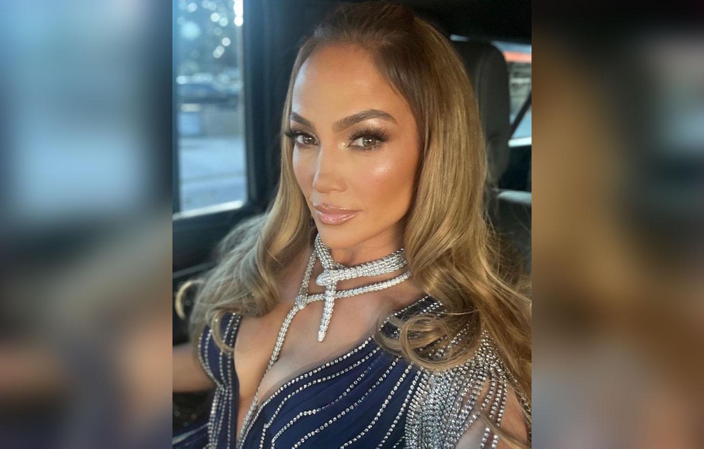 fans slam jennifer lopez exposing real skin texture photoshop glitch