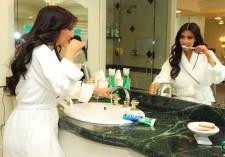 2009__10__kkardashian cres55ast 225×157.jpg