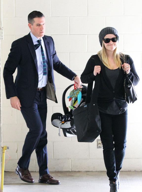 //ok  news reese witherspoon baby stacked