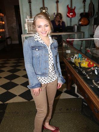 Main annasophia_robb_arrives_at_beauty__essex.jpg