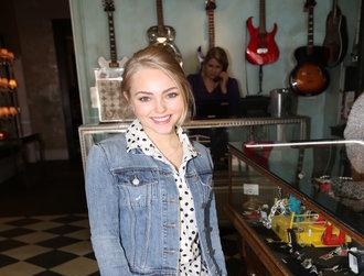 Main annasophia_robb_arrives_at_beauty__essex.jpg