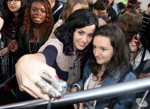 2010__08__Katy_Perry_Aug31_25 300&#215;218.jpg