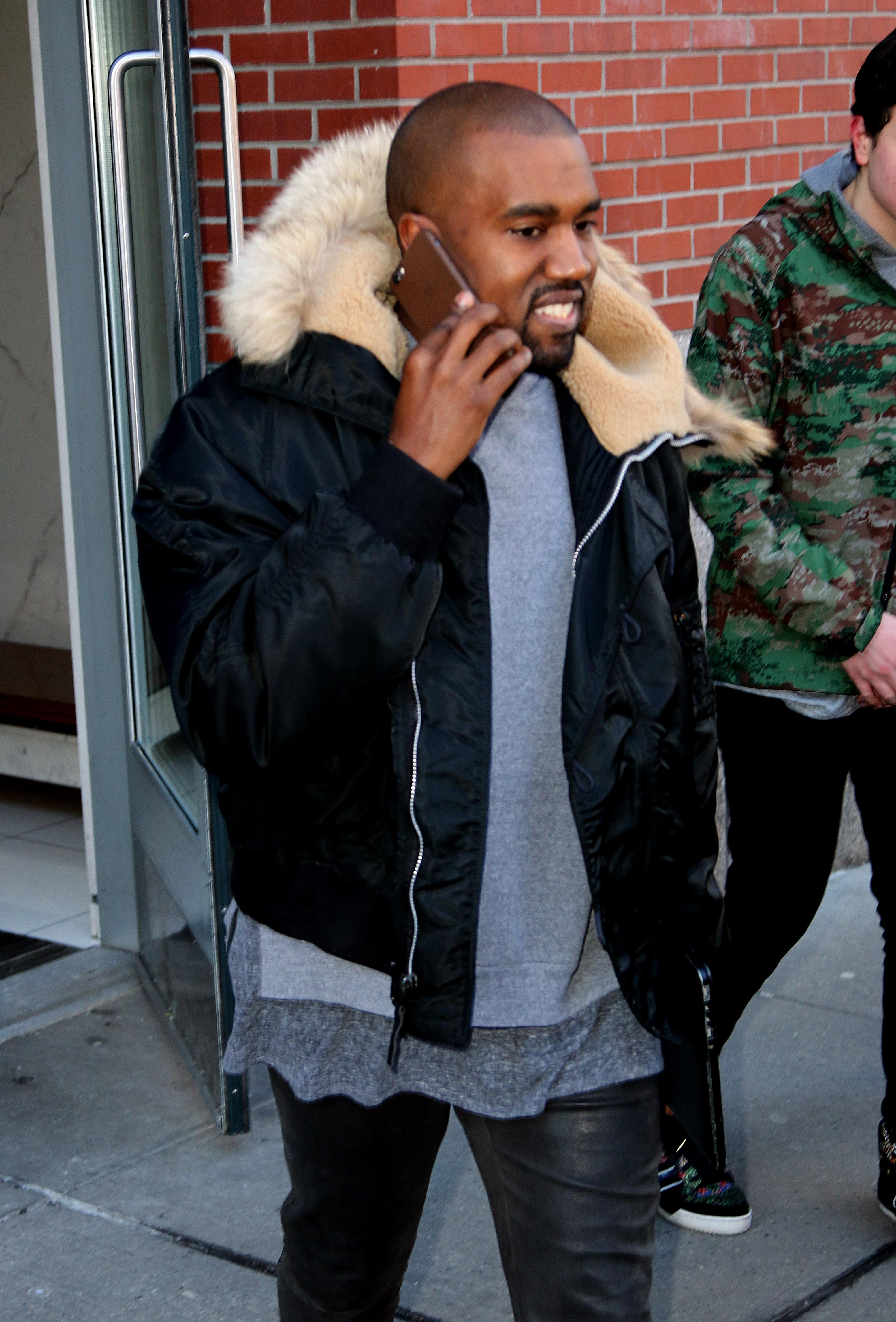 INF &#8211; Kanye West Smiles As He Leaves His Apartment