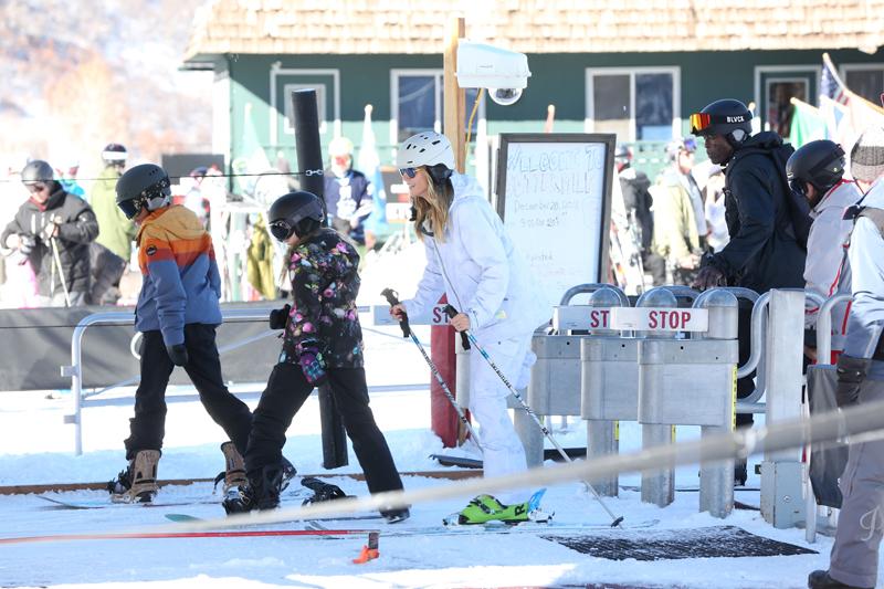 *EXCLUSIVE* Heidi Klum, Seal and the Kids enjoy a day on the slopes in Aspen