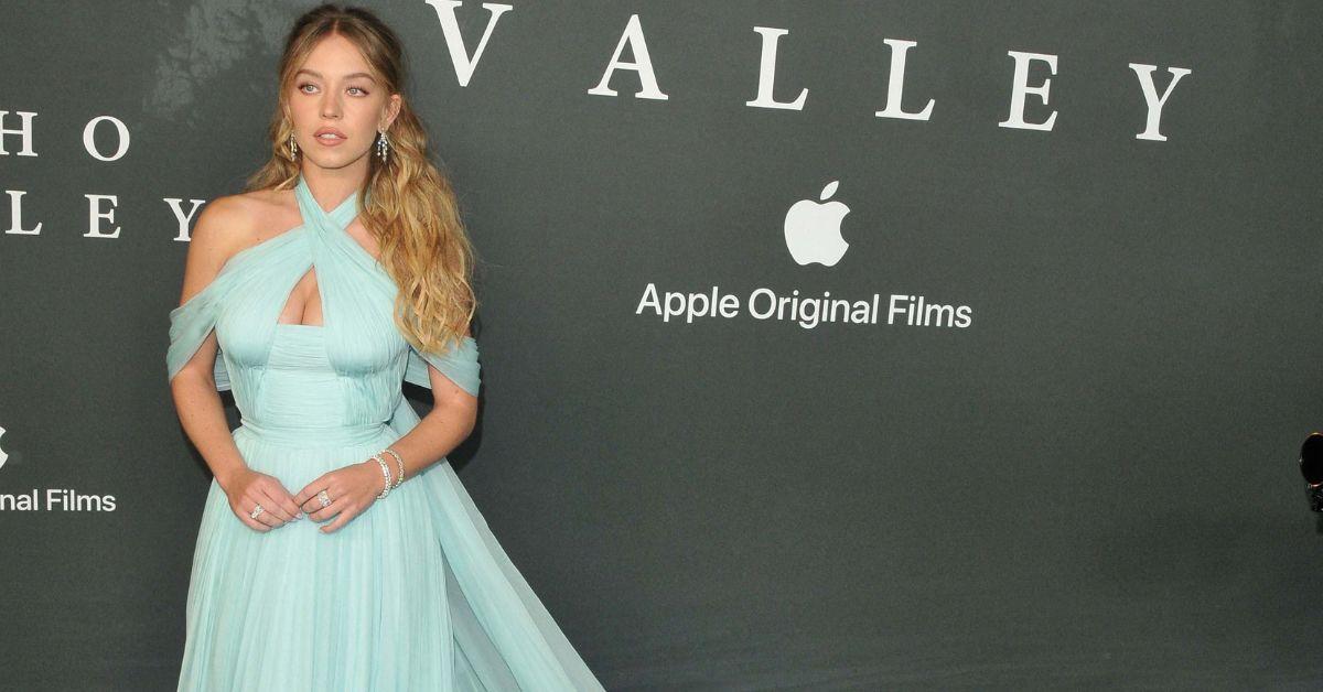 sydney sweeney shows off cleavage echo valley premiere brother trent photos