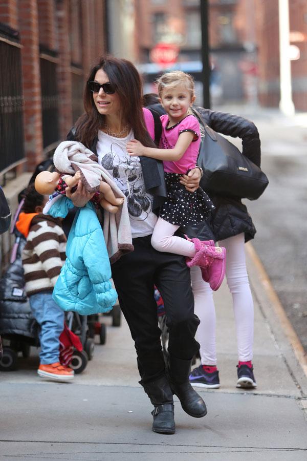 Bethenny frankel daughter bryn runs in street 02