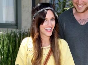 2010__07__Ashlee_Simpson_JulyMAIN 300×222.jpg