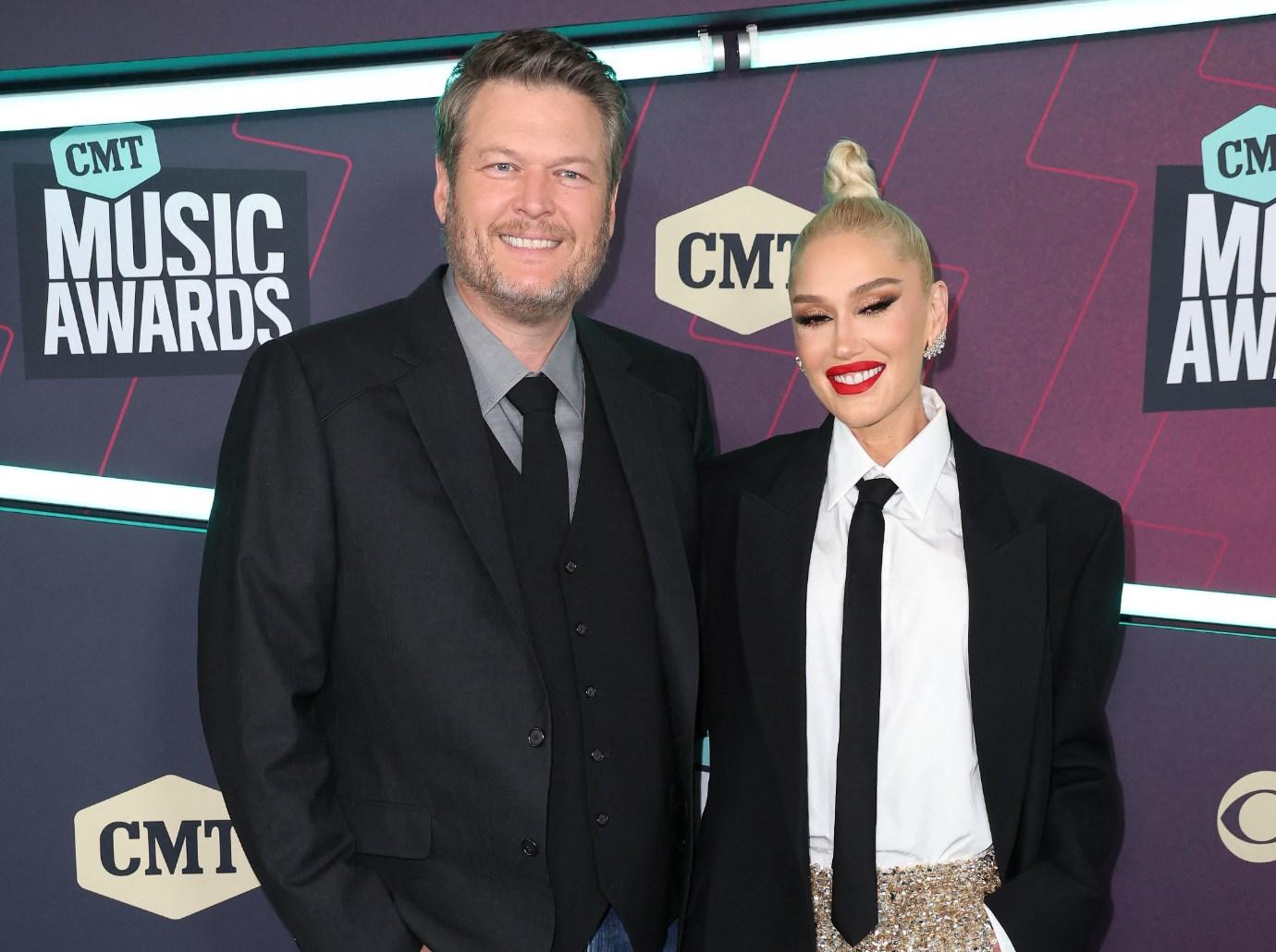 gwen stefani helping blake shelton keep new years resolution drinking