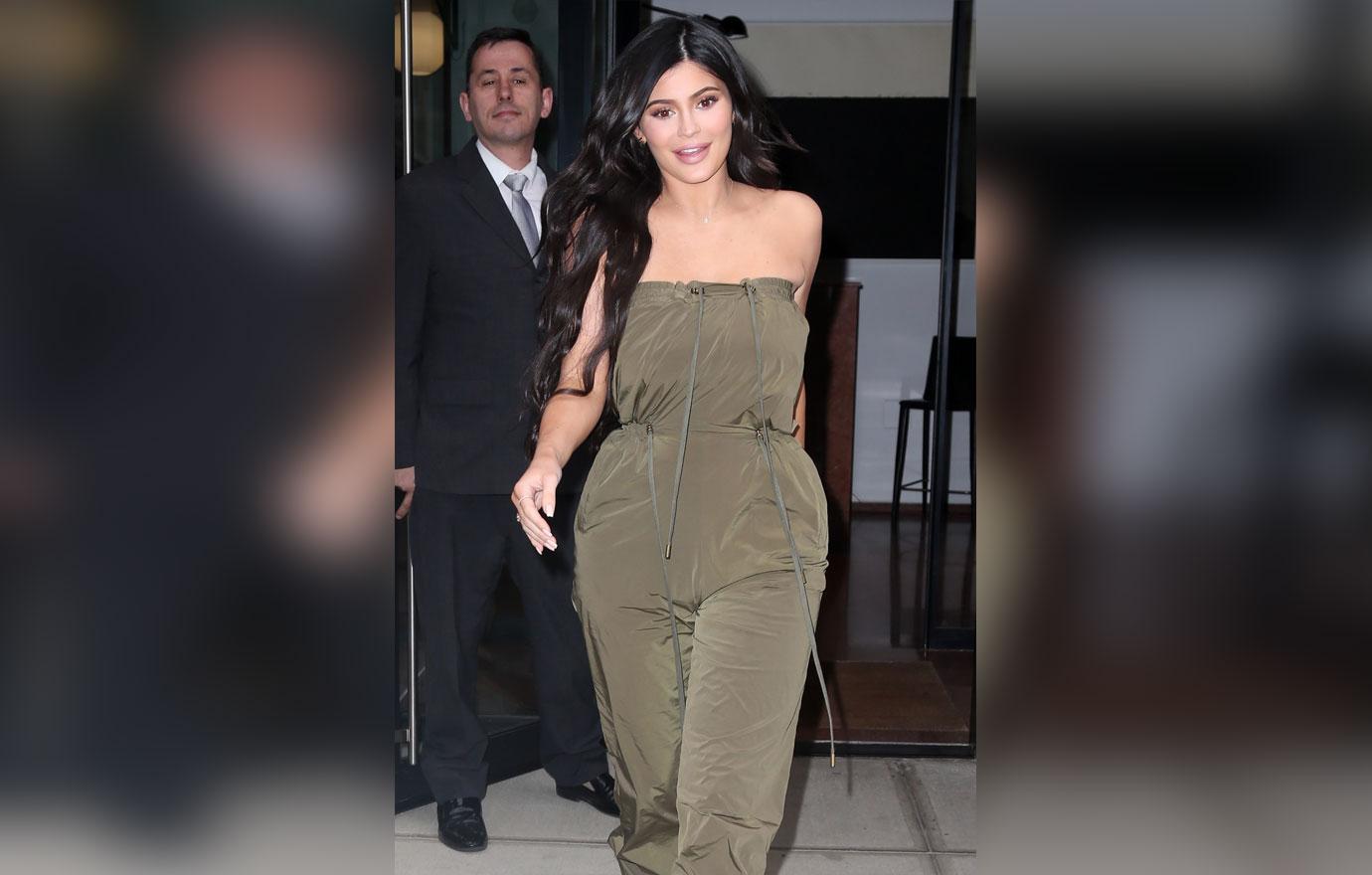 Kylie Jenner looks great as she leaves Gigi Hadid&#8217;s apartment surrounded by fans