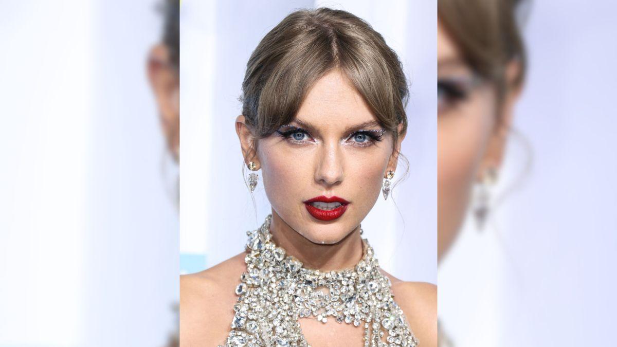 Image of Taylor Swift's appearance renewed attention on Elizabeth Taylor's historic jewelry collection.