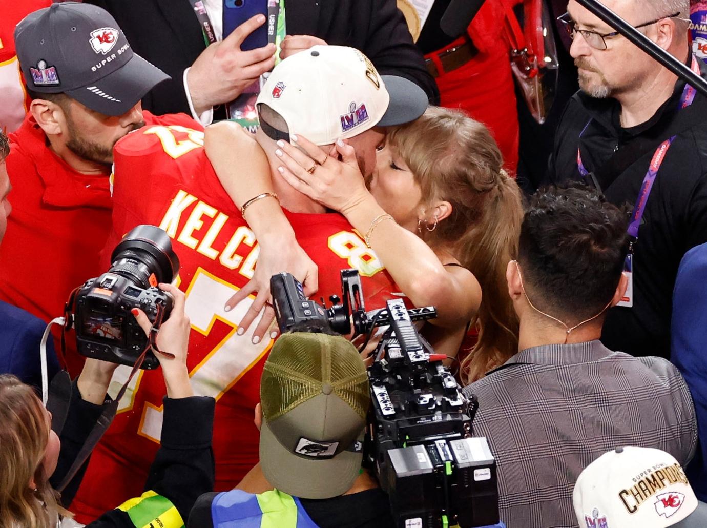 taylor swift thankful doesnt hide travis kelce relationship