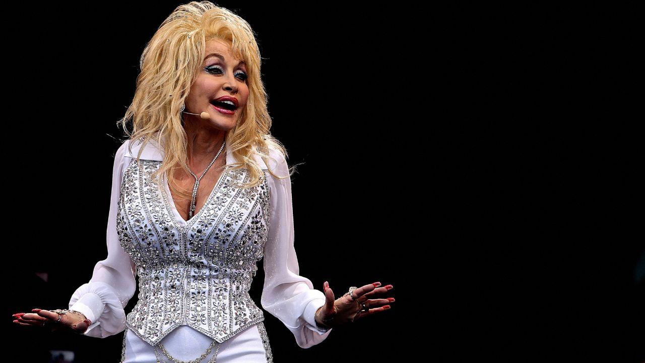 Image of Dolly Parton was surrounded by her loved ones.