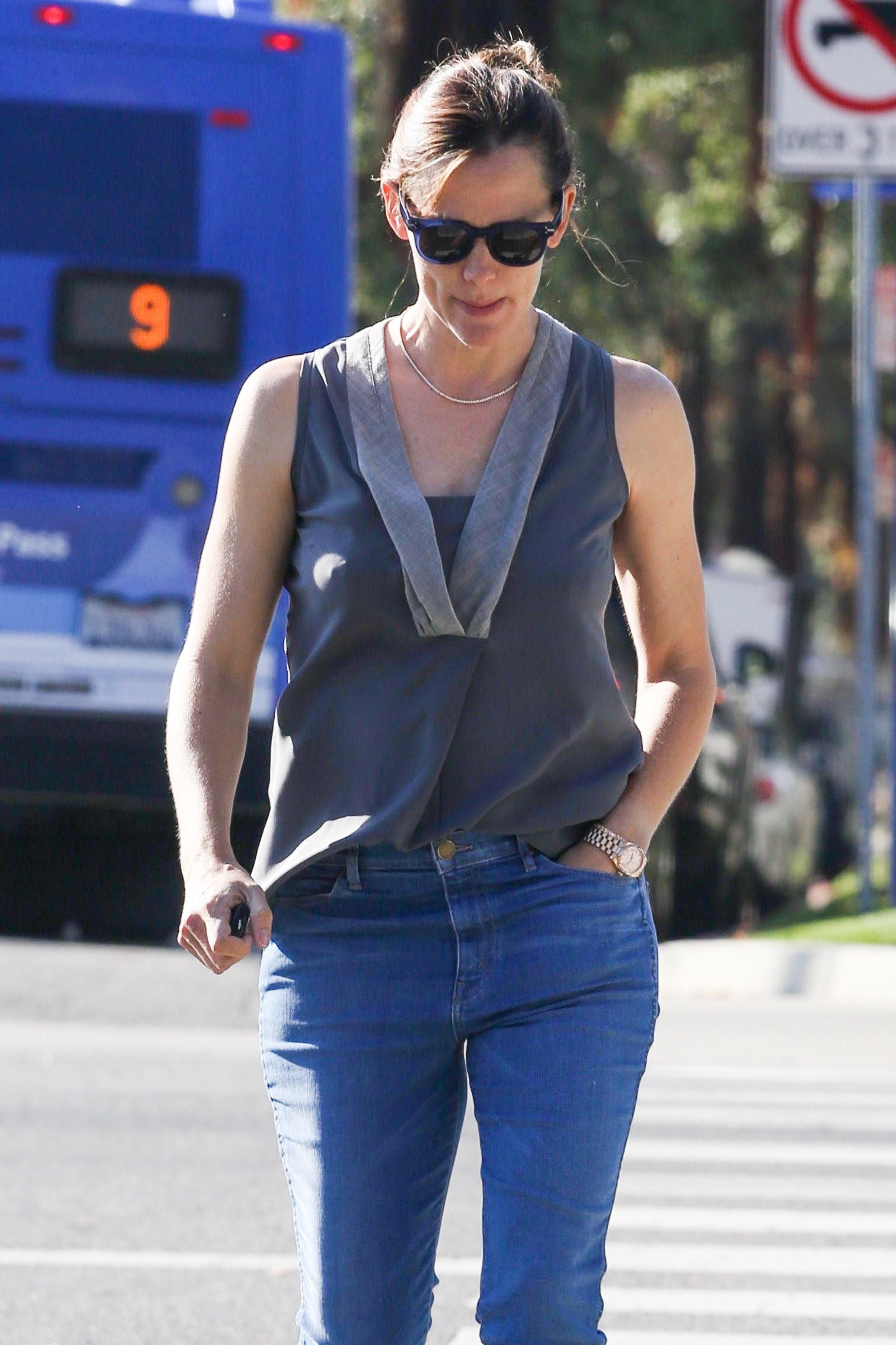 Jennifer Garner shows off her toned arms after dropping the kids off at school