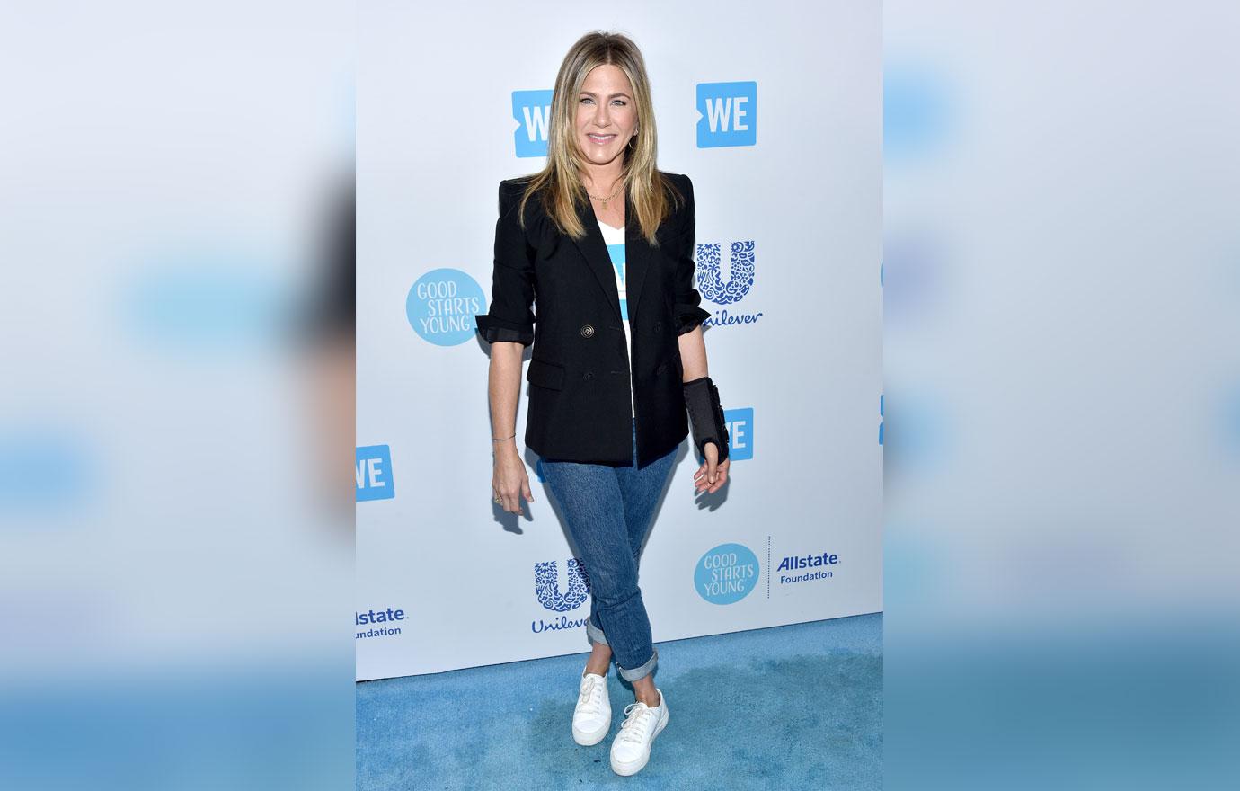 Jen aniston in blazer and jeans