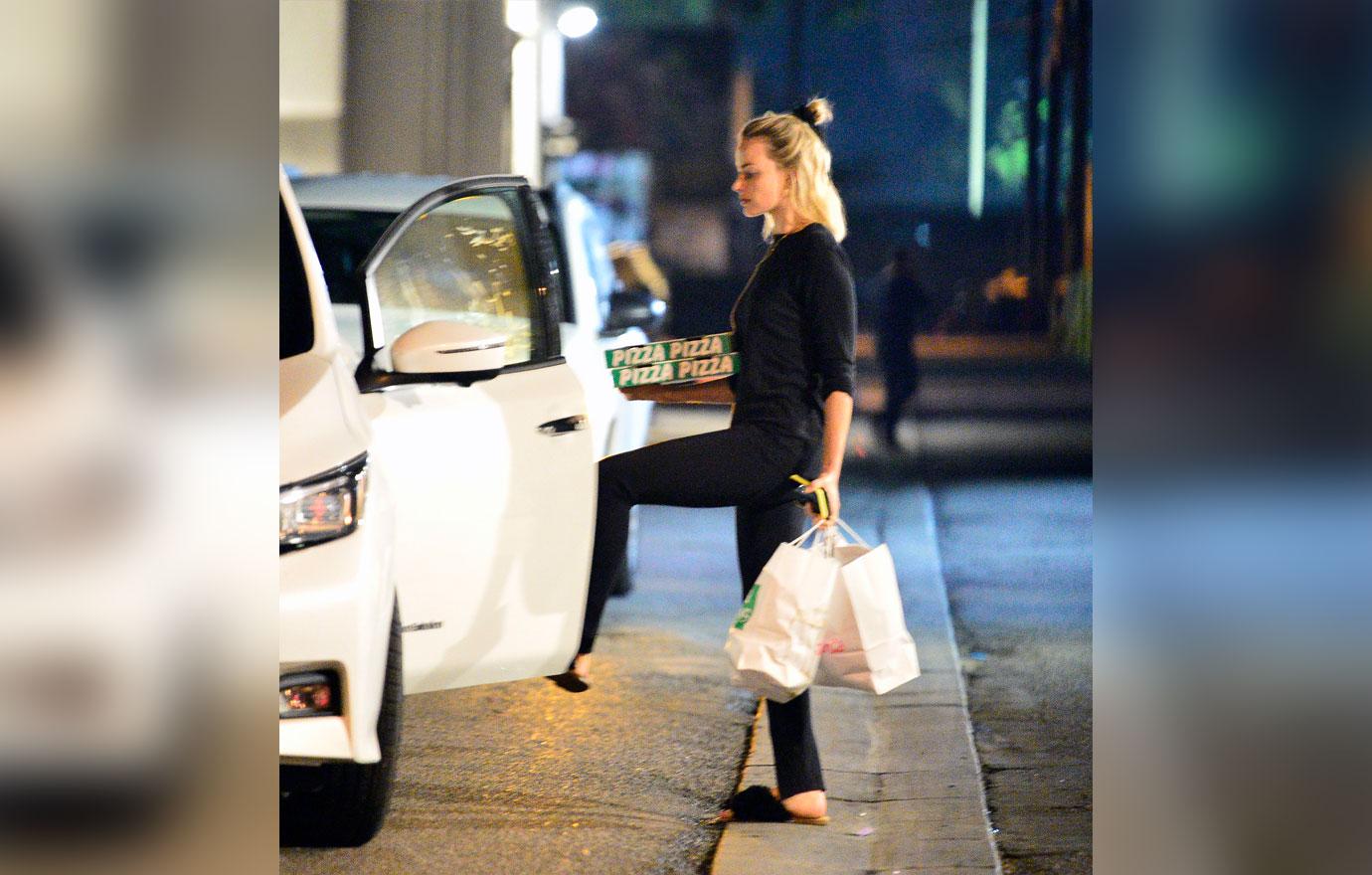 EXCLUSIVE: Margot Robbie grabs pizza to go from Jon &amp; Vinny&#8217;s in Los Angeles