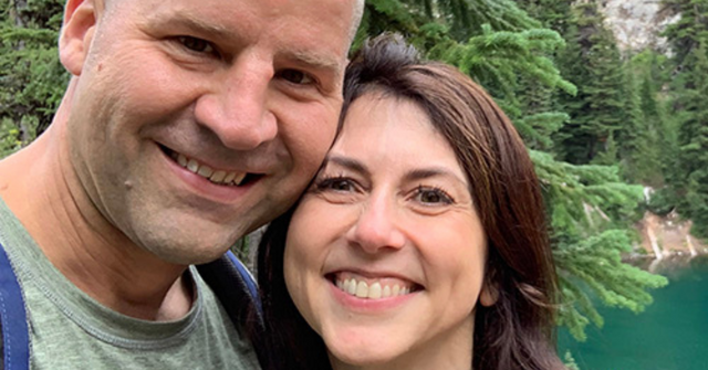 jeff bezos ex wife mackenzie scott marries teacher dan jewett