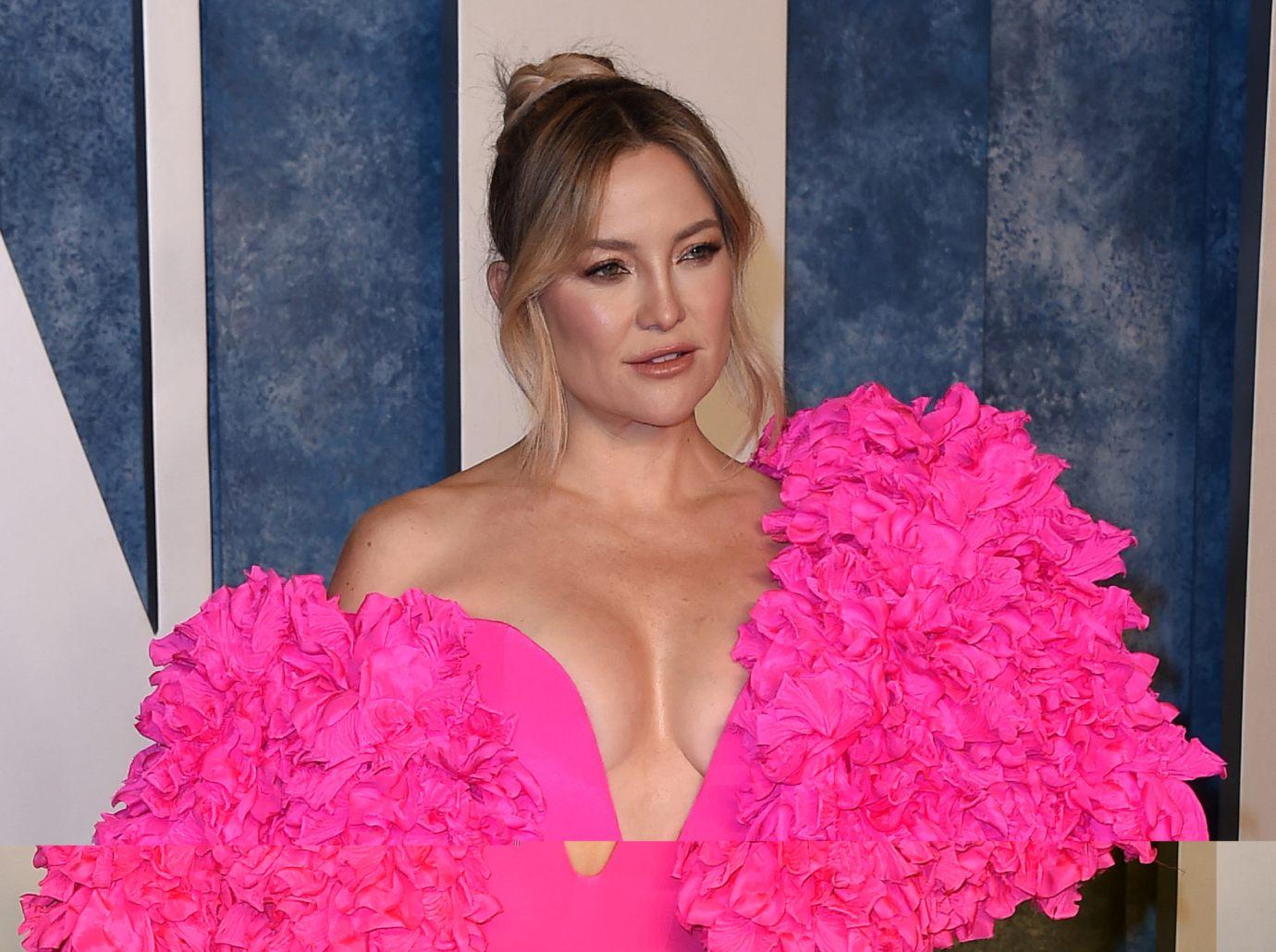 kate hudson awkwardly refers romance nick jonas moment lovely fun