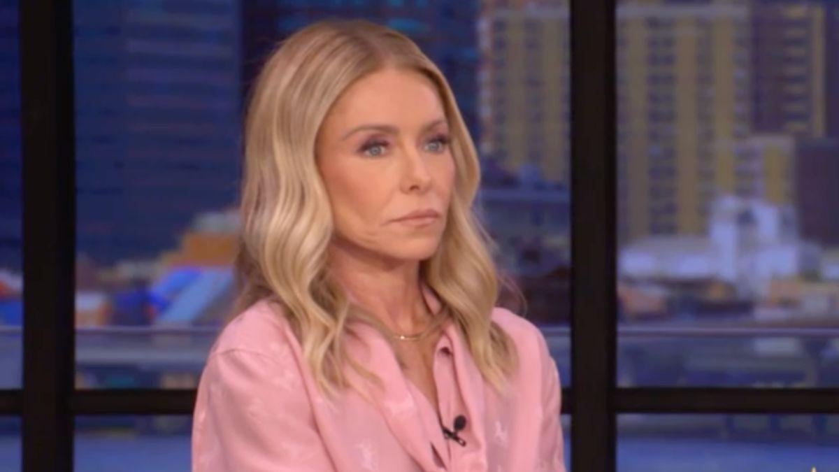 Image of Kelly Ripa and Howie Mandel's awkward moment made headlines.