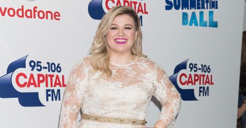 Kelly clarkson family christmas picture game of thrones