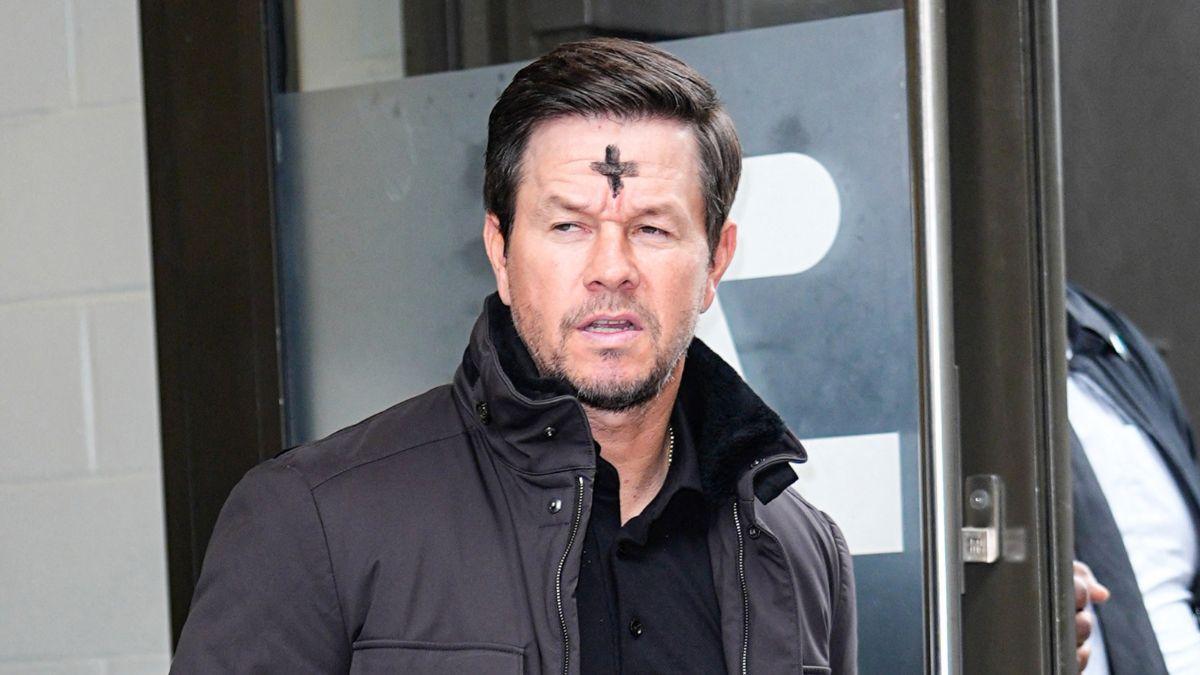 Image of Fans reacted to Mark Wahlberg's striking appearance.