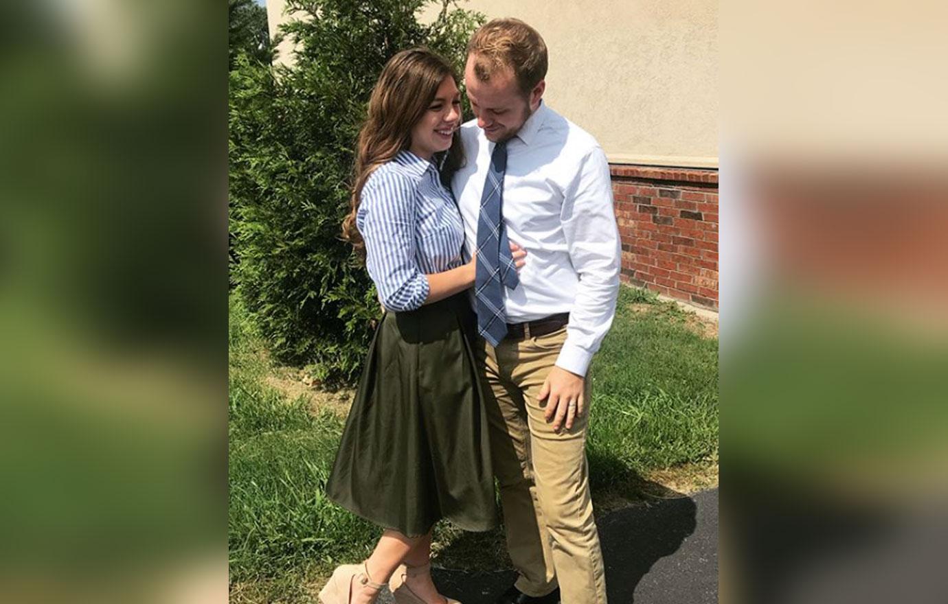 Josiah duggar wife lauren pregnancy rumors hides stomach 01