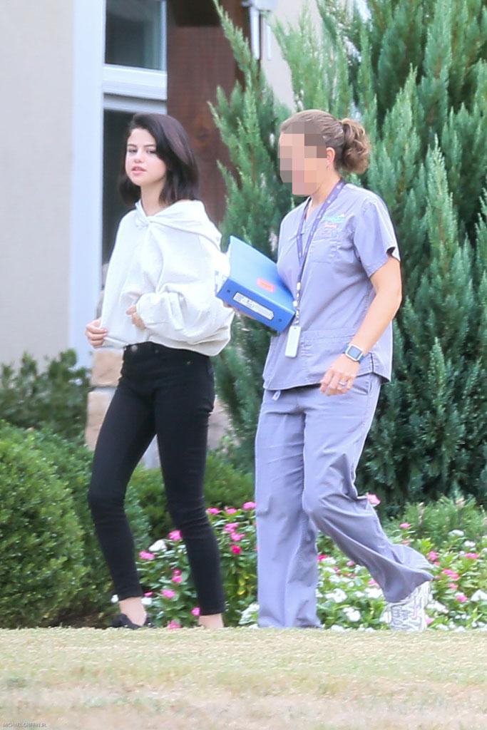 Exclusive&#8230; Selena Gomez Relaxing At Rehab In Tennessee***NO USE W/O PRIOR AGREEMENT &#8211; CALL FOR PRICING***