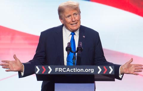 seth meyers mocks donald trump people ask him about his pants