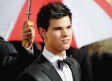 2010__01__taylor_lautner_golden_globes_7053 225×163.jpg