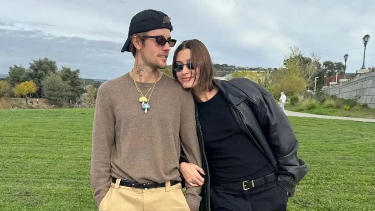 Photo of The singer attended the awards show with wife Hailey Bieber.