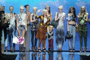 2010__09__Gwen_Stefani_LAMB_Sept17_150 300&#215;200.jpg