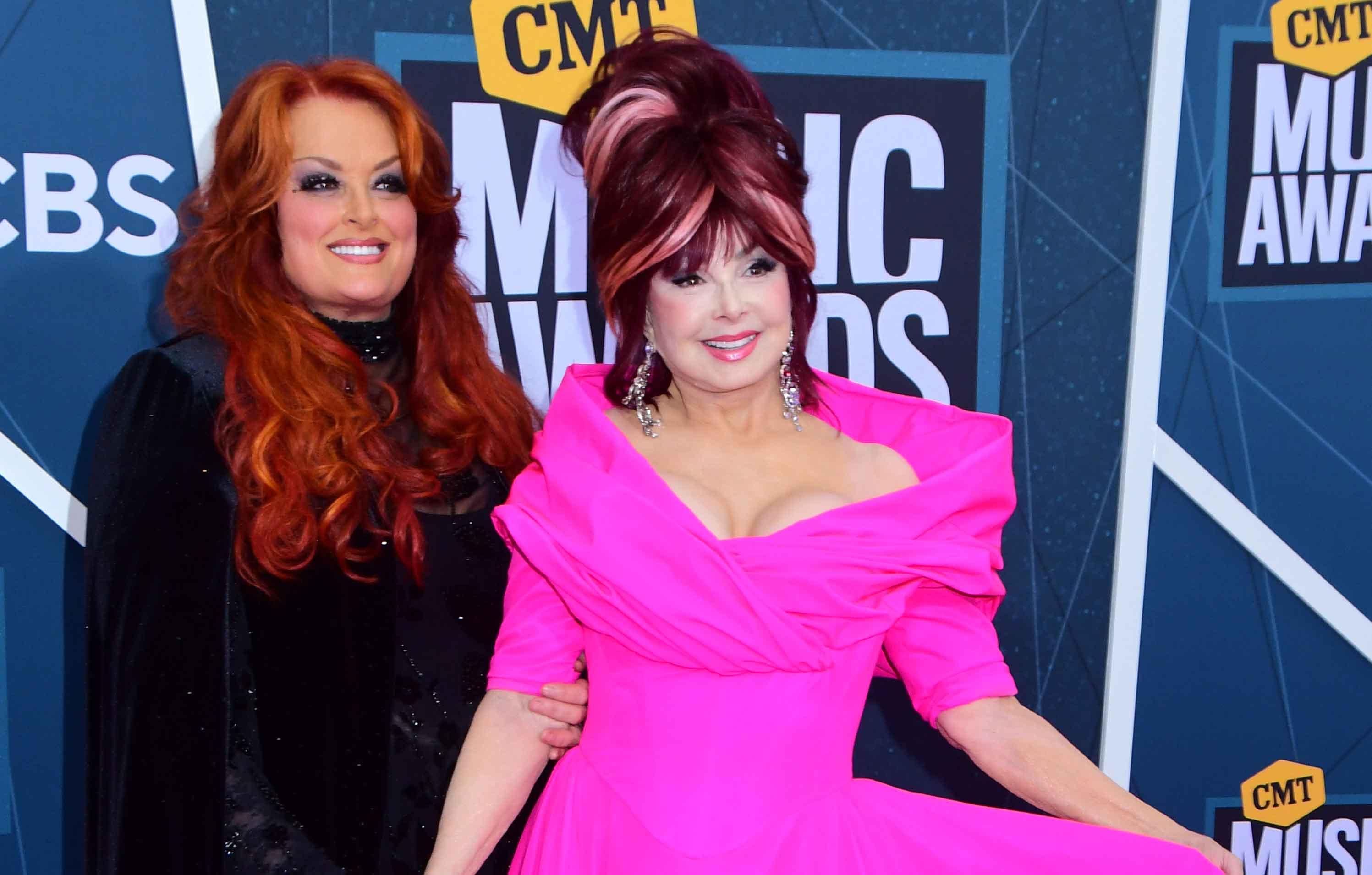 wynonna judd announces famous friends joining her on tour after moms passing