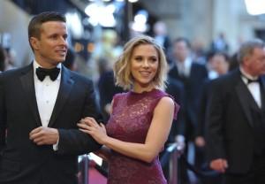 Scarlett Johansson S Oscar Date Her Agent Avoids Sandra Bullock On Red Carpet