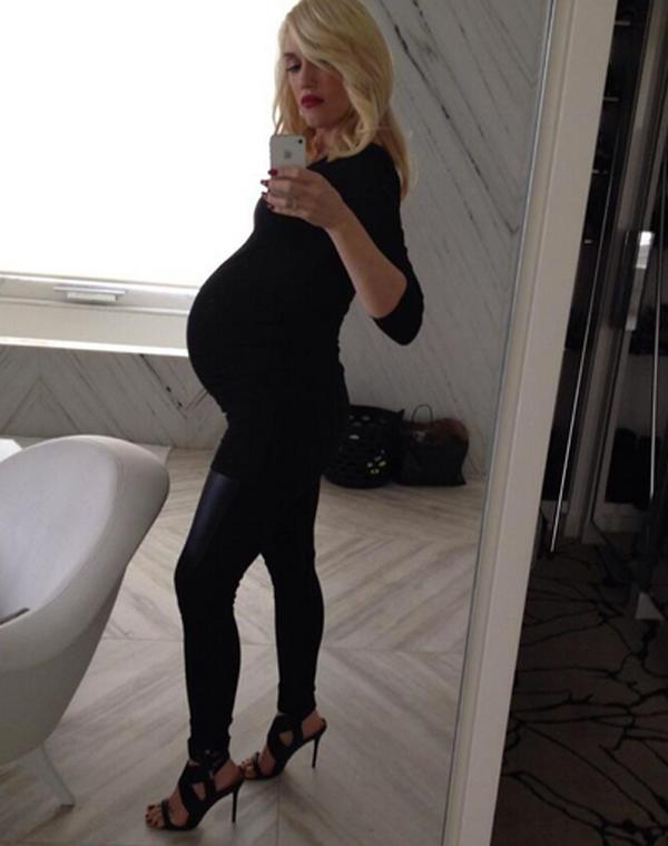 Gwen stefani baby bump selfie