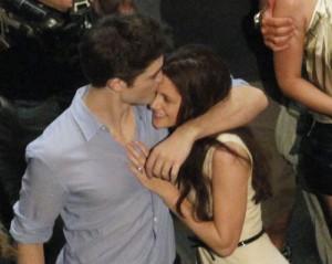 robert pattinson and kristen stewart kissing in breaking dawn honeymoon