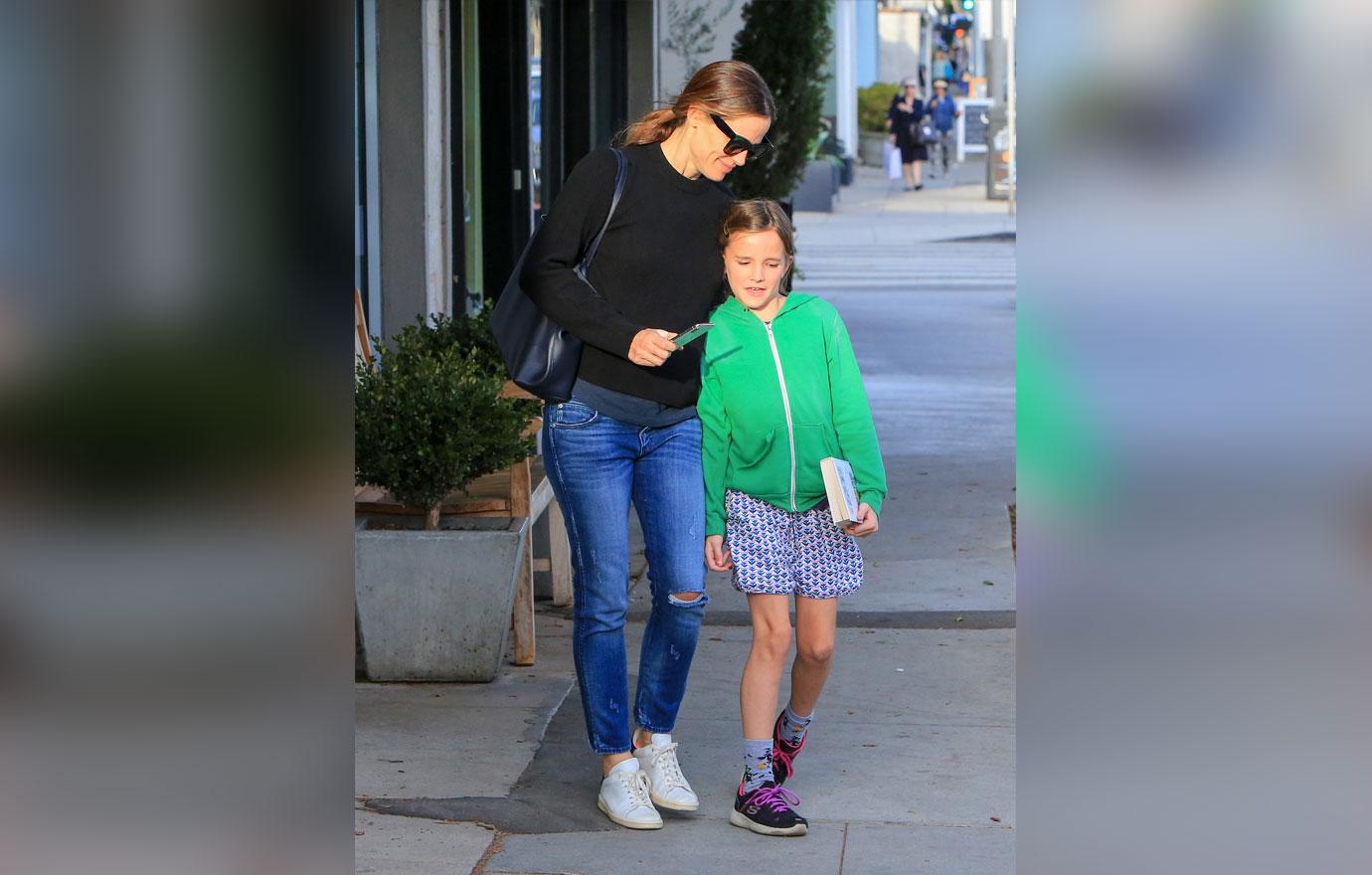 Jennifer garner outing daughter