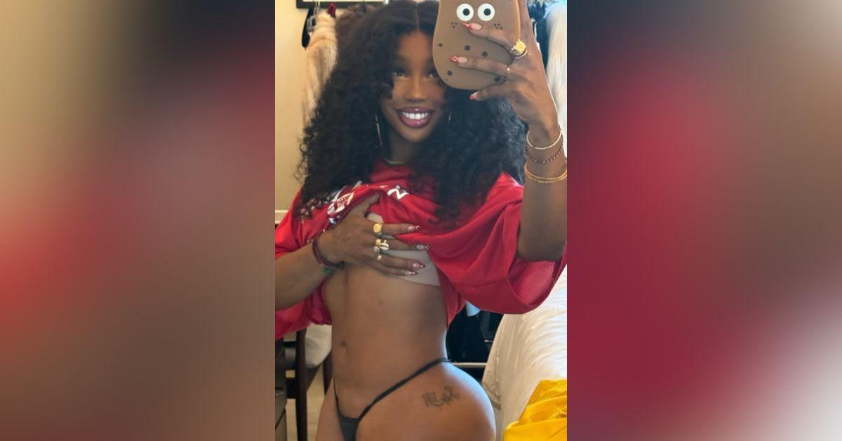 Image of SZA flashed her audience in a cheeky thong.