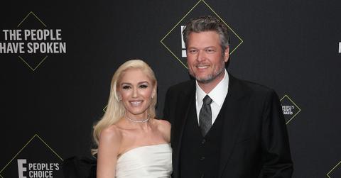 gwen stefani trolls blake shelton selfie