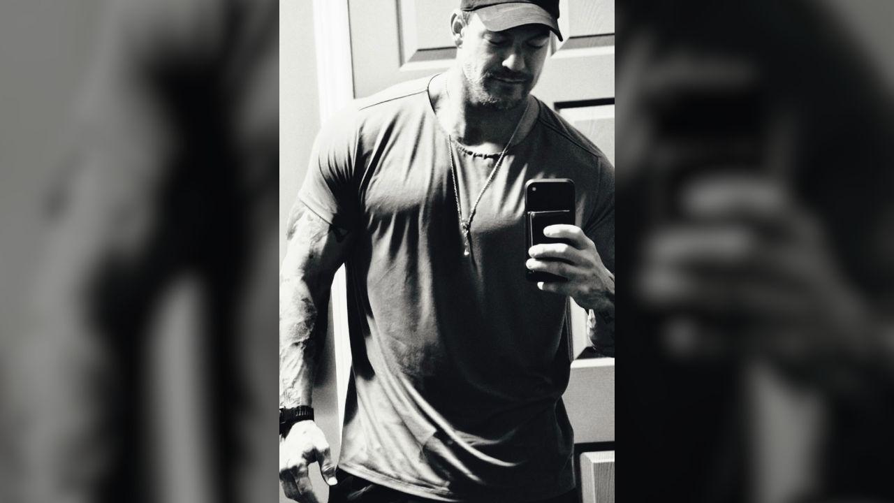 Photo of Alan Ritchson shared two mirror selfies.
