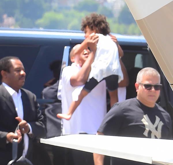 Jay Z has a cute moment with his daughter Blue Ivy in NYC