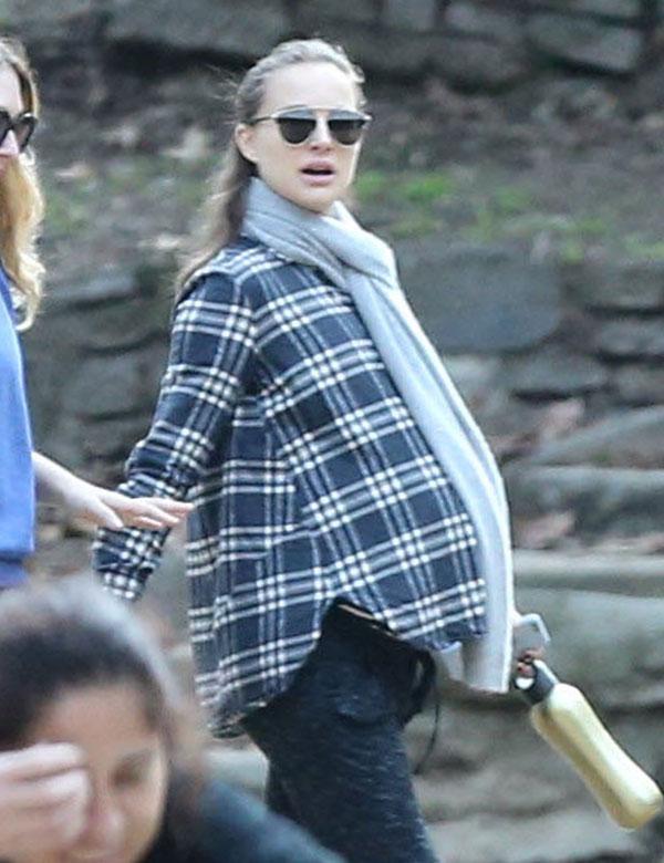 Pregnant natalie portman hikes friend 02