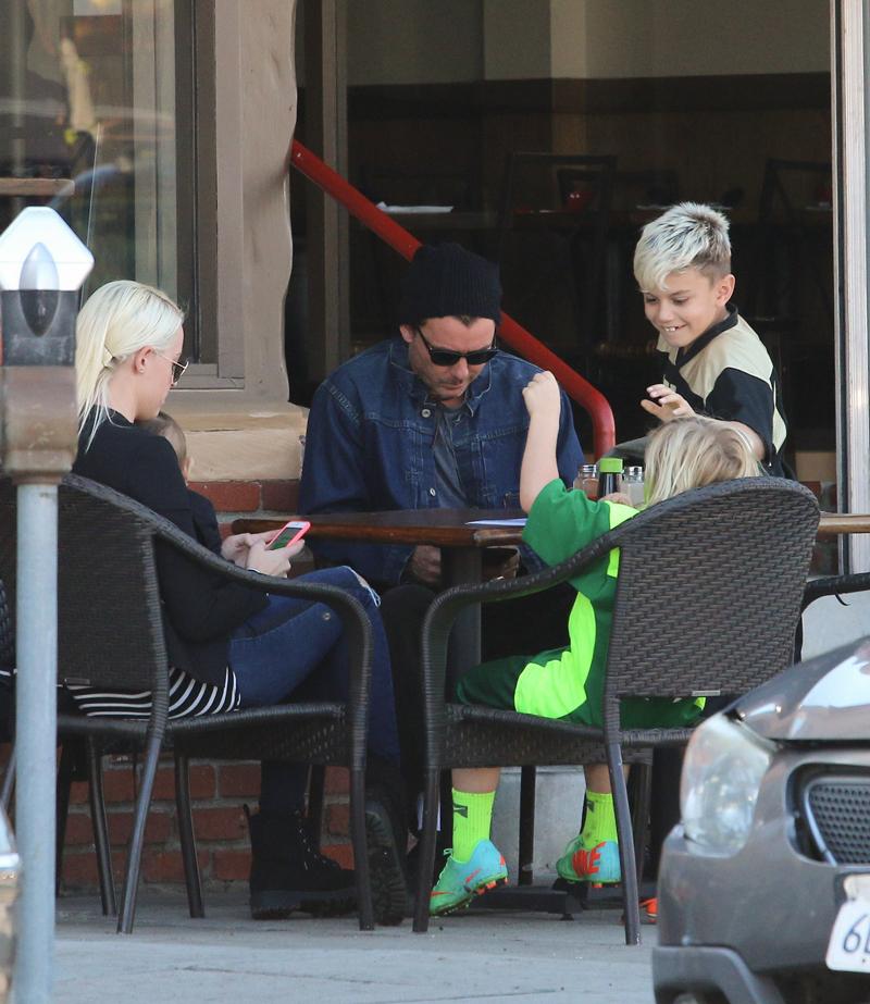 INF &#8211; Gavin Rossdale Dines Alfresco With His 3 Sons At Hyakumi Noodle Station